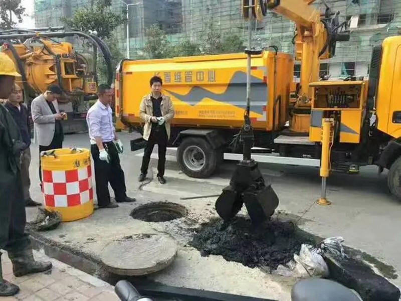 五华街道：网格员化身“清道夫”，为民解忧疏通“堵心”化粪池